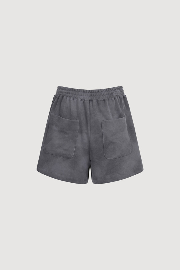 Obi Point 져지 밴딩 쇼츠 (grey)는 부드러운 져지 소재로 제작된 여성용 숏팬츠입니다. 루즈핏에 얇은 두께감으로 편안한 착용감을 선사하며, 양옆 배색 라인과 앞 중심 개발 라벨 포인트로 캐주얼하면서도 스포티한 스타일을 연출합니다. 허리 밴딩 처리로 활동성을 높였으며, 여름철 일상복으로 활용하기 좋습니다.
