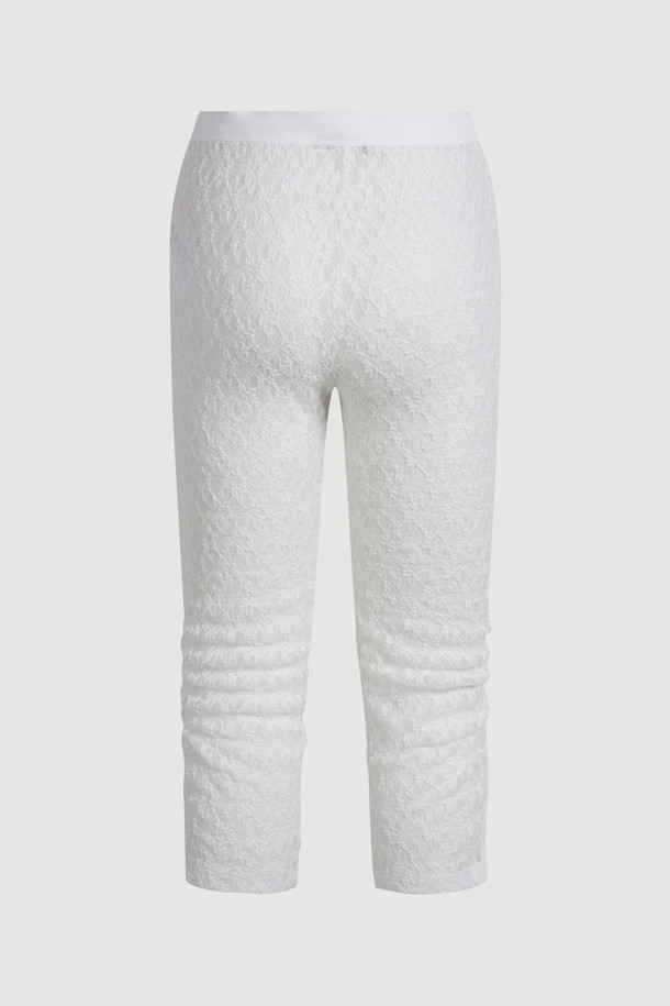 아이보리 컬러의 레이스 밴딩 레깅스는 봄, 여름 시즌 여성스러운 스타일을 연출하기에 완벽합니다. 7부 기장의 슬림핏 디자인으로, 허리 밴딩과 밑단 셔링, 앞 중심 라벨 디테일이 특징이며 레이스 소재 특유의 페미닌한 무드를 선사합니다. 다양한 상의와 레이어드하여 개성 있는 스타일을 완성할 수 있습니다.
