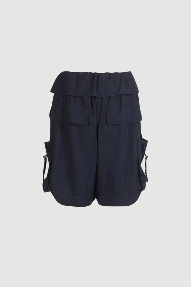다크 네이비 컬러의 Obi Point Banding Shorts는 남녀 모두 착용 가능한 여름철 숏팬츠입니다. 레이온 소재로 제작되어 부드러운 촉감을 제공하며, 얇은 두께와 루즈핏으로 편안한 착용감을 선사합니다. 허리 덧장 디테일, 앞 중심 지퍼, 입체 포켓, 끈 롤업 기능이 돋보이는 캐주얼 & 스트릿 스타일의 숏팬츠입니다.
