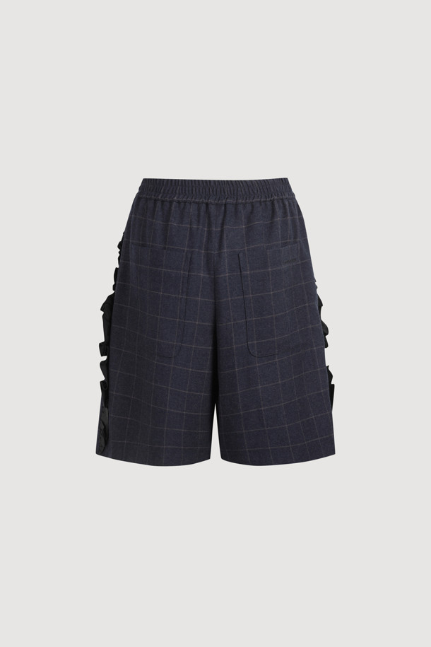 프릴 포인트 체크 미디 쇼츠 (네이비)는 여성스러운 무드를 연출하는 미디 기장의 숏팬츠입니다. 데님 소재에 체크 패턴이 더해져 캐주얼하면서도 여성스러운 스타일을 완성합니다. 허리 밴딩으로 편안한 착용감을 제공하며, 여유 있는 루즈핏으로 활동성을 높였습니다. 사이드 프릴 디테일과 뒷 포켓 레터링 자수가 포인트이며, "동네 마실룩", "데이트룩", "쇼핑룩"에 잘 어울립니다. 네이비 컬러로 다양한 상의와 매치하기 용이하며, 이염에 주의하여 착용하십시오.
