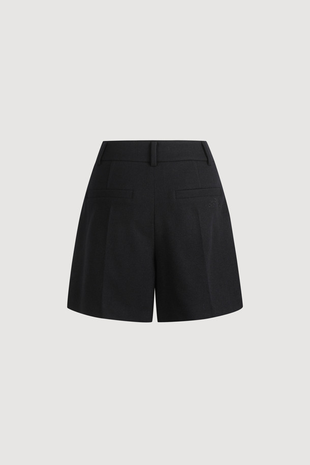 Tuck Point 솔리드 쇼츠 (블랙)는 여성들을 위한 숏팬츠입니다. 울 혼방 소재로 제작되어 봄, 여름에 시원하게 착용할 수 있으며, 루즈핏으로 편안한 착용감을 선사합니다. 미니멀, 클래식, 시크 스타일을 연출하기 좋으며 데이트룩, 모임룩에 적합합니다. 앞 중심 지퍼, 턱 디테일, 뒤 포켓 레터링 자수, 허리 안쪽 배색 디테일로 포인트를 더했습니다. 여유있는 핏으로 트렌디한 스타일을 완성해보세요.
