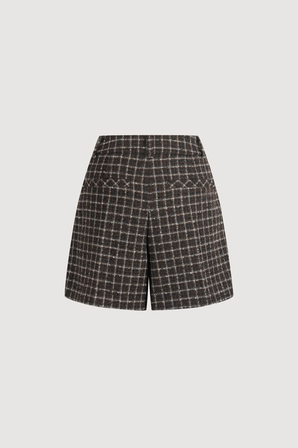 "턱 포인트 솔리드 쇼츠"는 봄, 여름 시즌에 어울리는 여성용 반바지입니다. 멀티 컬러 체크 패턴과 루즈핏으로 클래식하면서도 베이직한 스타일을 연출합니다. 울 소재로 제작되어 고급스러운 느낌을 주며, 허리 안쪽 배색과 뒤 포켓 레터링 자수가 돋보입니다. 앞 중심 지퍼, 턱 디테일이 있으며, 여유있는 핏으로 편안하게 착용 가능합니다. 데이트룩, 모임룩, 비즈니스 캐주얼에 적합하며, 미니멀하고 시크한 스타일을 완성합니다.
