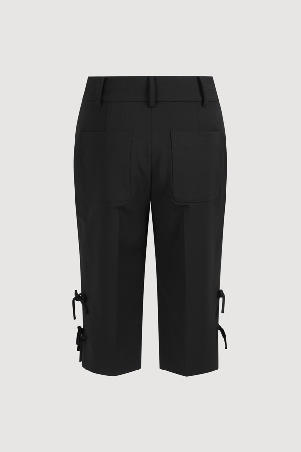 리본 포인트 카프리 쇼츠는 여성용 5부 기장의 슬림핏 버뮤다 숏 팬츠입니다. 일상룩, 데이트룩, 여행룩에 모두 잘 어울리는 캐주얼 스타일의 블랙 색상 반바지로, 사이드 슬릿과 앞 중심 지퍼 디테일이 특징입니다. 벨벳 리본으로 포인트를 주어 미니멀하면서도 클래식한 무드를 연출합니다. 봄, 여름 시즌에 시원하게 착용하기 좋으며, 다양한 상의와 매치하여 스타일리시한 룩을 완성할 수 있습니다.
