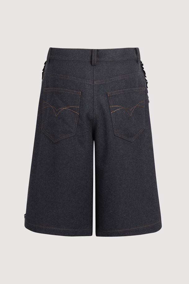 프릴 포인트 버뮤다 쇼츠 (네이비)는 여성 의류로, 캐주얼, 미니멀, 클래식 스타일을 선호하는 분들에게 적합합니다. 데이트룩, 여행룩에 어울리는 세미 A라인 핏의 반바지로, 울 소재 특유의 고급스러운 분위기를 연출합니다. 네이비 컬러에 프릴 디테일이 더해져 여성스러운 포인트를 주며, 앞 중심 지퍼로 편안하게 착용할 수 있습니다. 데님라이크 울 혼방 소재로 제작되었으며, 필링 및 이염에 주의하여 관리해야 합니다.
