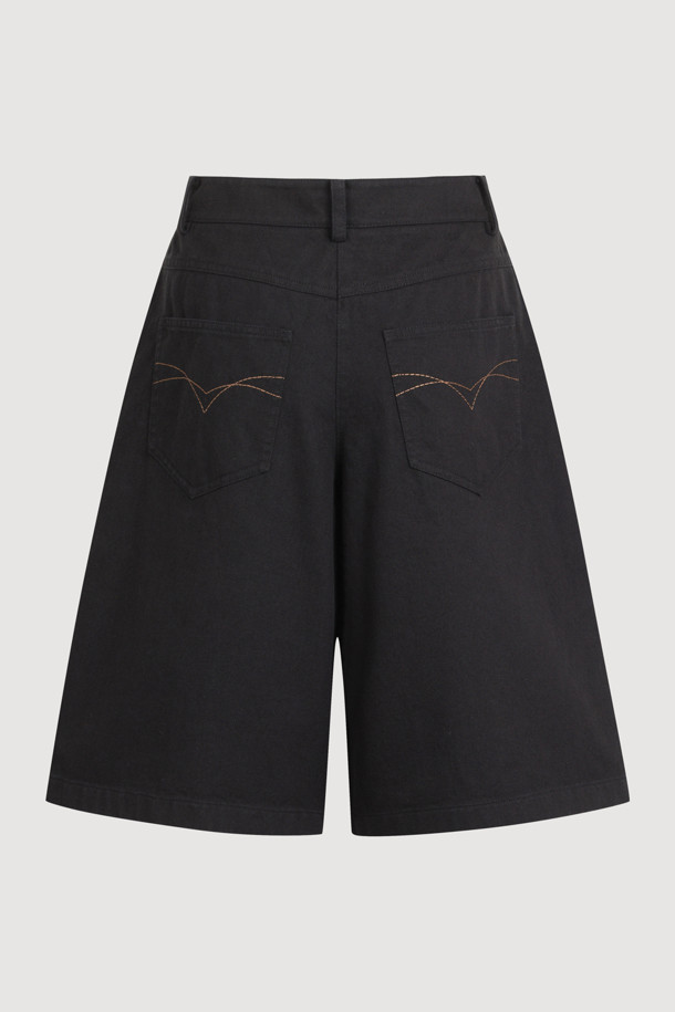 Tape Point 버뮤다 쇼츠 (black)는 편안하고 세련된 스타일을 연출하는 여성용 반바지입니다. 부드러운 면 소재로 제작되어 봄, 여름철에 시원하게 착용할 수 있으며, 캐주얼, 미니멀, 클래식 스타일을 모두 아우릅니다. 무지 디자인에 세미 A라인 핏으로 다리가 길어 보이는 효과를 주며, 앞 중심 지퍼와 양 사이드 레이스 테이프 디테일이 포인트입니다. 바이오 워싱 가공으로 부드러운 촉감을 선사하며, 산책룩과 여행룩에 모두 잘 어울립니다. 블랙 컬러로 어떤 상의와도 매치하기 용이하여 데일리룩으로 활용하기 좋습니다.
