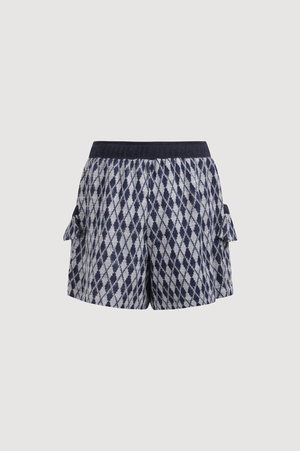 아르가일 밴딩 쇼츠 (네이비)는 부드러운 기모 소재와 루즈핏으로 편안한 착용감을 선사하는 여성 숏팬츠입니다. 캐주얼, 미니멀, 클래식 스타일을 아우르며, 집콕룩과 산책룩에 모두 잘 어울립니다. 허리 배색 디테일과 포켓 프릴 장식, 레터링 자수가 돋보이며, 아가일 패턴이 포인트를 더합니다. 두꺼운 두께감으로 겨울철에도 따뜻하게 입을 수 있으며, 밴딩 처리로 편안함을 더했습니다. 단, 필링에 주의하여 관리해야 합니다.
