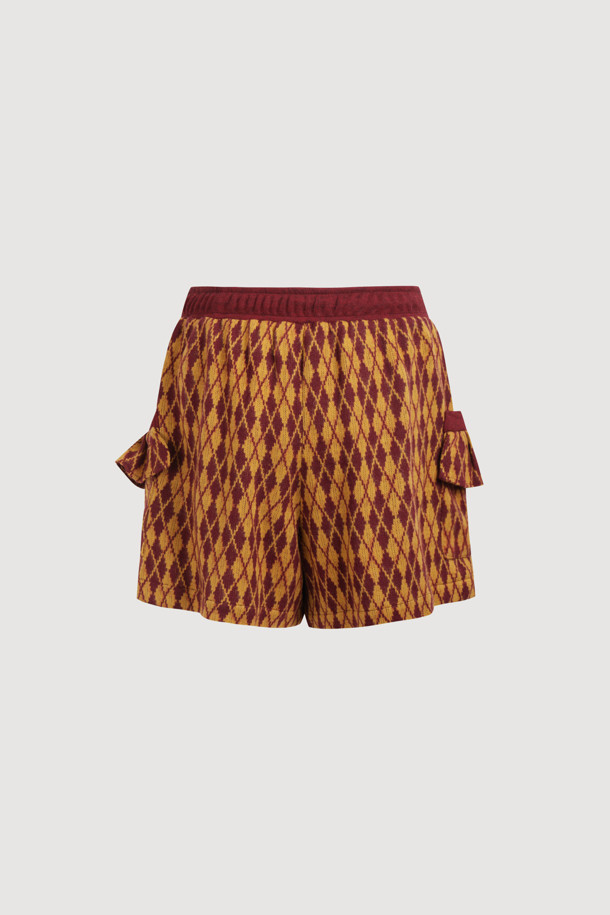 아르가일 밴딩 쇼츠(와인)는 포근한 기모 안감으로 따뜻함을 더한 여성용 반바지입니다. 캐주얼, 미니멀, 클래식 스타일을 아우르는 디자인으로, 집콕룩과 산책룩 모두에 잘 어울립니다. 와인 컬러에 아가일 패턴이 더해져 포근하고 부드러운 느낌을 주며, 루즈핏으로 편안한 착용감을 선사합니다. 허리 배색과 포켓 프릴 디테일, 레터링 자수 포인트가 돋보이며, 밴딩 처리로 편안함을 더했습니다. 겨울철, 스타일리시하고 따뜻하게 연출해보세요.
