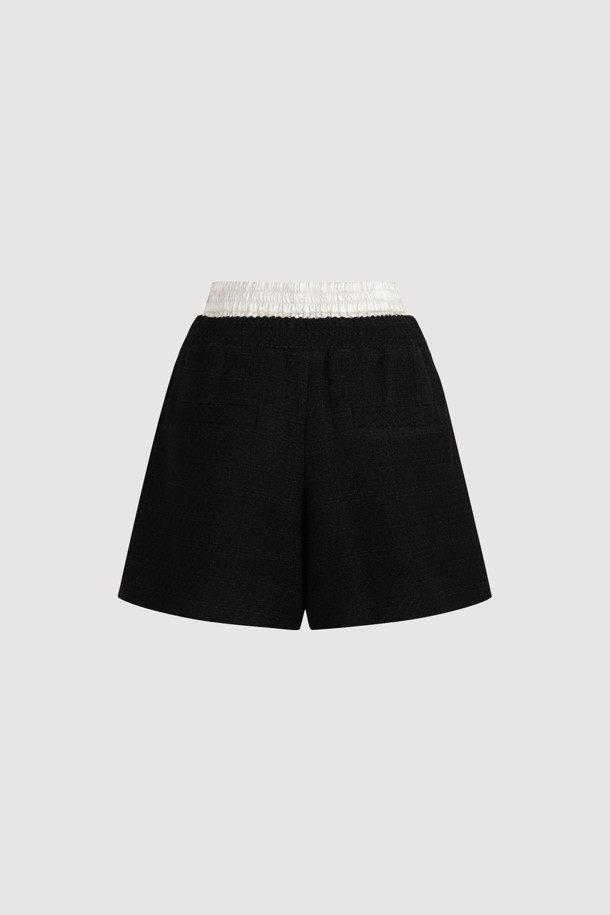 [Atelier] 오비 포인트 밴딩 트위드 쇼츠 (블랙)는 여성스러운 실루엣을 연출하는 숏팬츠입니다. 클래식하고 유니크한 스타일을 원하는 분들께 추천하며, 봄, 여름 시즌에 착용하기 좋습니다. 세미 A라인 핏과 중간 두께감의 트위드 소재로 제작되어 편안하면서도 고급스러운 분위기를 자아냅니다. 이중 오비 디테일과 앞 포켓, 아틀리에 자수 및 라벨 디테일이 섬세함을 더합니다. 데이트룩, 카페룩, 모임룩 등 다양한 TPO에 활용하여 클래식, 미니멀, 시크한 스타일을 완성해보세요.
