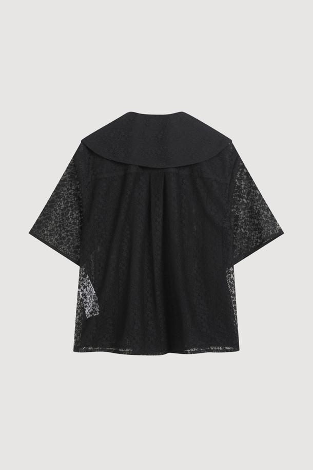 레이스 프릴 반소매 블라우스 (블랙)는 여성스러운 매력을 강조하는 블라우스입니다. 클래식하고 페미닌한 스타일로, 데이트룩, 카페룩, 모임룩에 잘 어울립니다. 얇은 두께의 블랙 컬러 레이스 소재로 제작되어 시원하고 은은한 분위기를 연출합니다. V넥 라인과 일자핏 디자인으로, 프릴 디테일과 러플 장식이 더해져 로맨틱한 무드를 선사합니다. 앞면 버튼 여밈으로 간편하게 착용할 수 있습니다.
