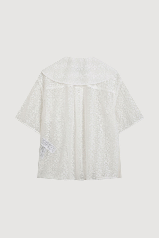 레이스 프릴 하프 슬리브 블라우스 (화이트)는 여성스러운 무드를 연출하는 블라우스입니다. 봄, 여름 시즌에 어울리는 일자핏 블라우스로, 클래식 스타일을 선호하는 분들께 추천합니다. 은은한 레이스 조직과 러플 장식, 브이넥 디자인이 특징이며, 앞 중심 단추 여밈으로 간편하게 착용할 수 있습니다. 데이트룩, 카페룩, 모임룩 등 다양한 TPO에 활용 가능하며, 미니멀, 로맨틱 스타일을 즐기는 분들께도 잘 어울립니다.
