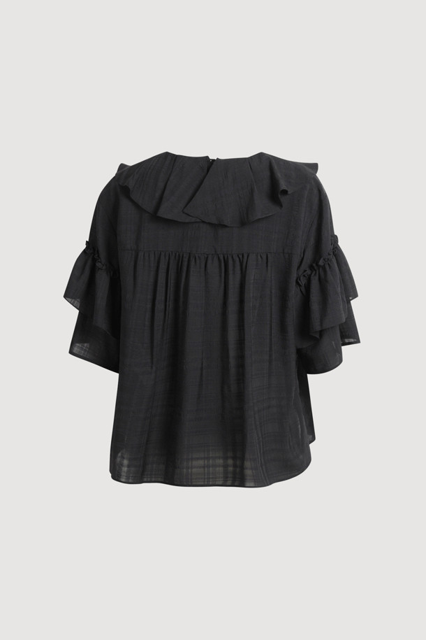 **러플 포인트 체크 블라우스 (블랙)**

페미닌한 무드의 여성 블라우스입니다. 봄, 여름 시즌에 어울리는 얇은 두께감의 폴리에스테르, 레이온 혼방 소재로 제작되었습니다. 루즈핏에 V넥 디자인이며, 러플 디테일과 비대칭 네크라인이 특징입니다. 반소매 소매 셔링과 뒷넥 단추 여밈으로 여성스러운 포인트를 더했습니다. 데이트룩, 카페룩, 모임룩 등 다양한 TPO에 클래식, 미니멀, 로맨틱 스타일로 연출하기 좋습니다.
