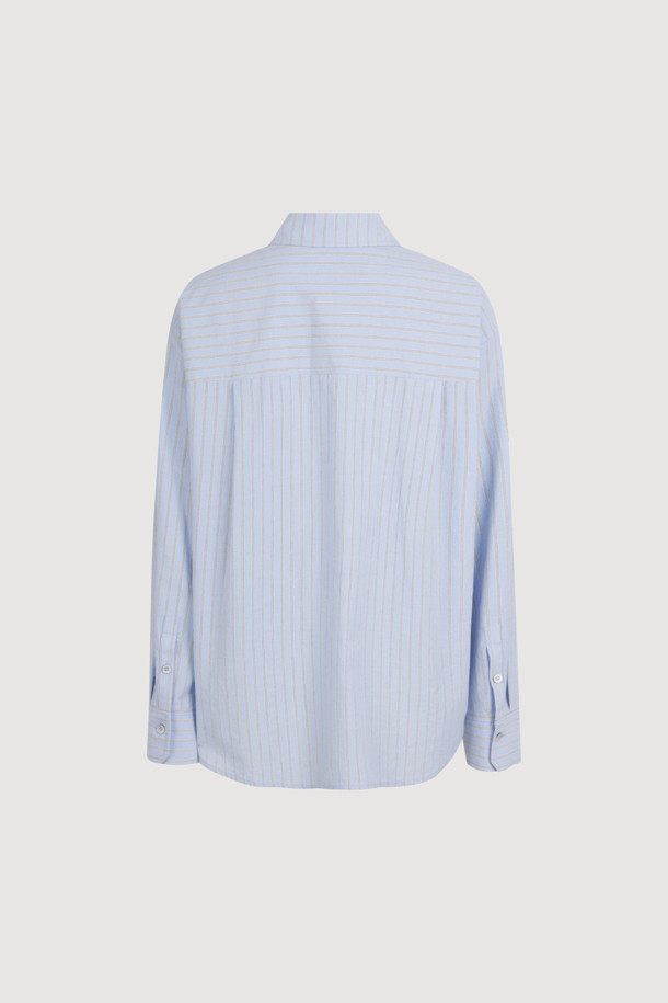 리본 포인트 스트라이프 셔츠 블라우스 (블루)는 클래식한 무드의 여성 셔츠/블라우스입니다. 산뜻한 블루 컬러에 면 소재로 제작되어 봄, 여름 시즌에 시원하게 착용하기 좋습니다. 차이나 칼라와 반소매 디자인으로 단정하면서도 세련된 느낌을 주며, 오버핏으로 편안한 착용감을 선사합니다. 스트라이프 패턴과 리본, 포켓, 단추 디테일이 더해져 밋밋하지 않게 포인트를 더했으며, 데이트룩, 출근룩 등 다양한 TPO에 활용 가능합니다. 미니멀, 캐주얼 스타일을 즐겨 입는 분들께 추천합니다.
