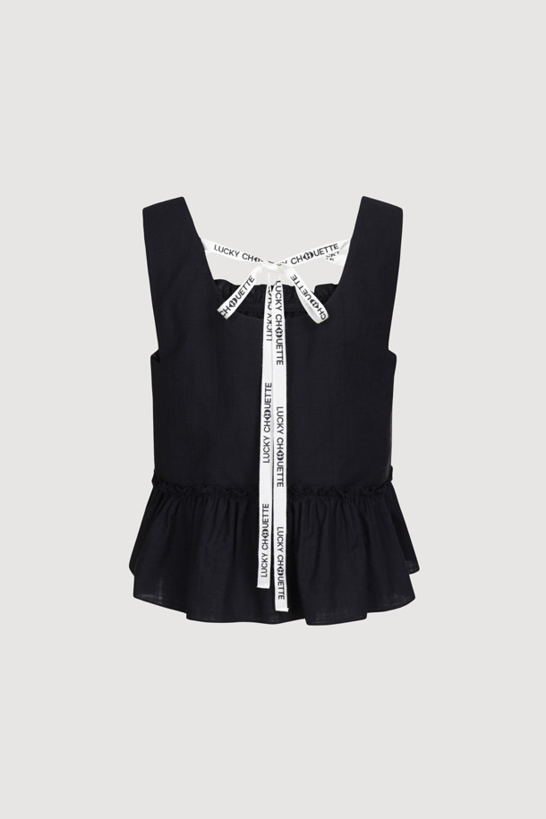 "Back Lettering Strap Shirring Top Blouse"는 다크 블랙 컬러의 여성용 블라우스입니다. 시원한 면 소재에 민소매 디자인으로 여름철 일상복으로 적합하며, A라인 핏과 루즈핏으로 편안함을 더했습니다. 스퀘어넥 라인과 셔링, 리본 디테일, 뒷면 레터링 테이프, 옆 지퍼 등의 특징이 페미닌하면서도 캐주얼한 스타일을 연출합니다.
