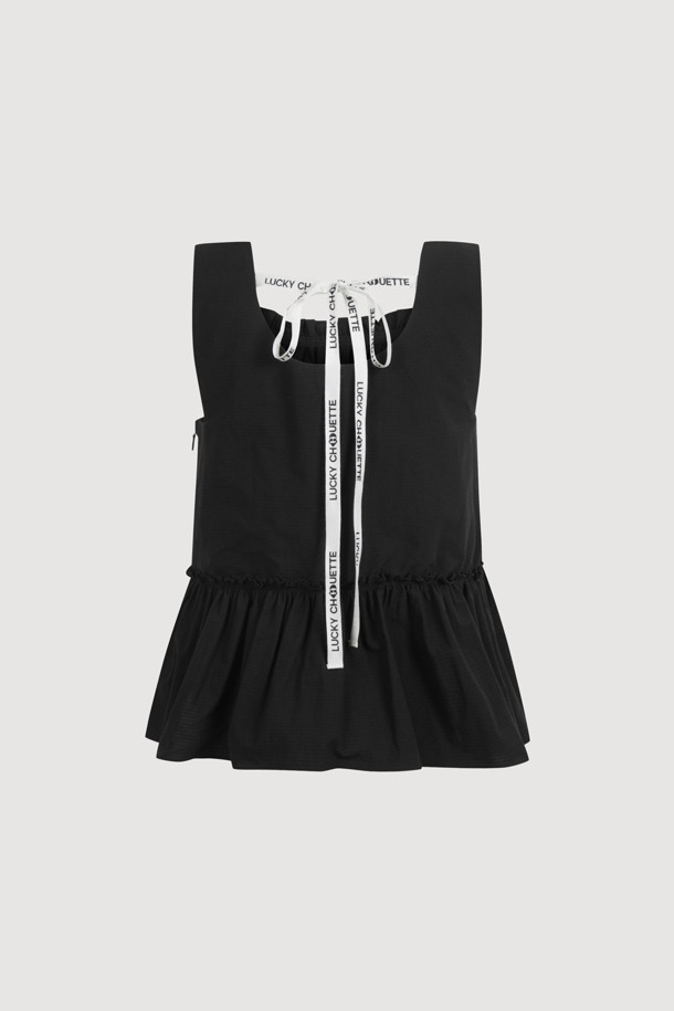 "Back Lettering Strap Shirring Top Blouse (black)"는 시원한 여름을 위한 여성용 민소매 블라우스입니다. 무지 패턴의 블랙 컬러에 스퀘어넥 디자인과 셔링 & 티어드 디테일, 미디 길이로 캐주얼한 스타일을 연출합니다. 얇은 두께감과 루즈핏으로 편안하게 착용 가능하며, A라인 치마 타입입니다.
