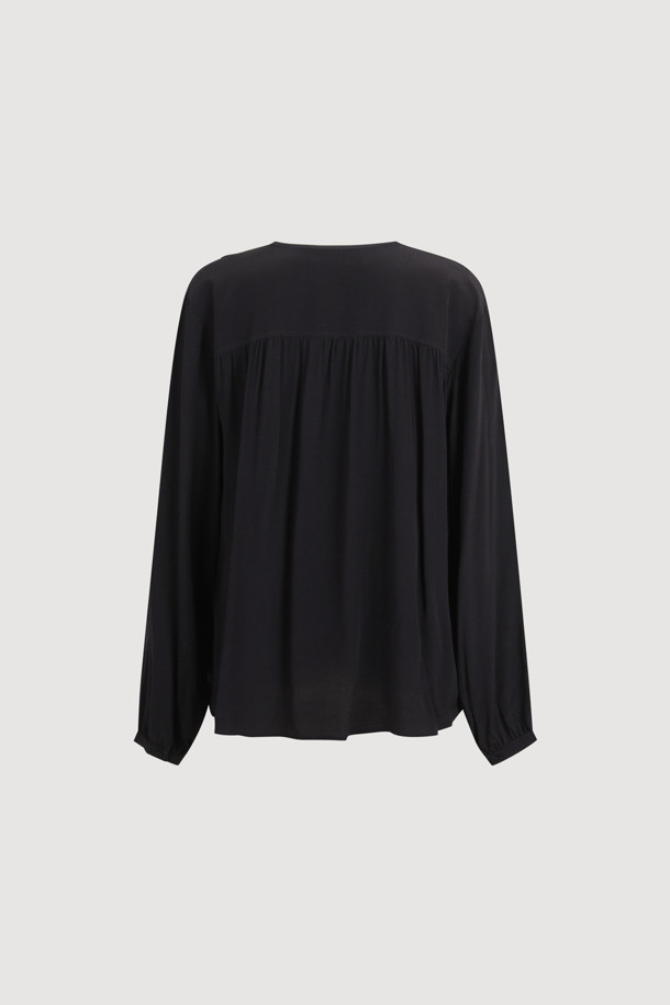 프릴 포인트 라운드 넥 블라우스 (블랙)는 여성스러운 무드를 연출하는 상의입니다. 부드럽게 찰랑거리는 레이온 소재로 제작되어 편안한 착용감을 선사하며, 봄, 여름 시즌에 활용하기 좋습니다. 라운드 넥과 긴 소매, 루즈핏 디자인으로 편안하면서도 스타일리시하게 연출할 수 있습니다. 어깨 셔링과 프릴 포인트, 네크 끈 디테일이 더해져 유니크하면서도 클래식한 분위기를 자아냅니다. 데이트룩, 카페룩, 모임룩 등 다양한 TPO에 활용하여 로맨틱하고 미니멀한 스타일을 완성해보세요.
