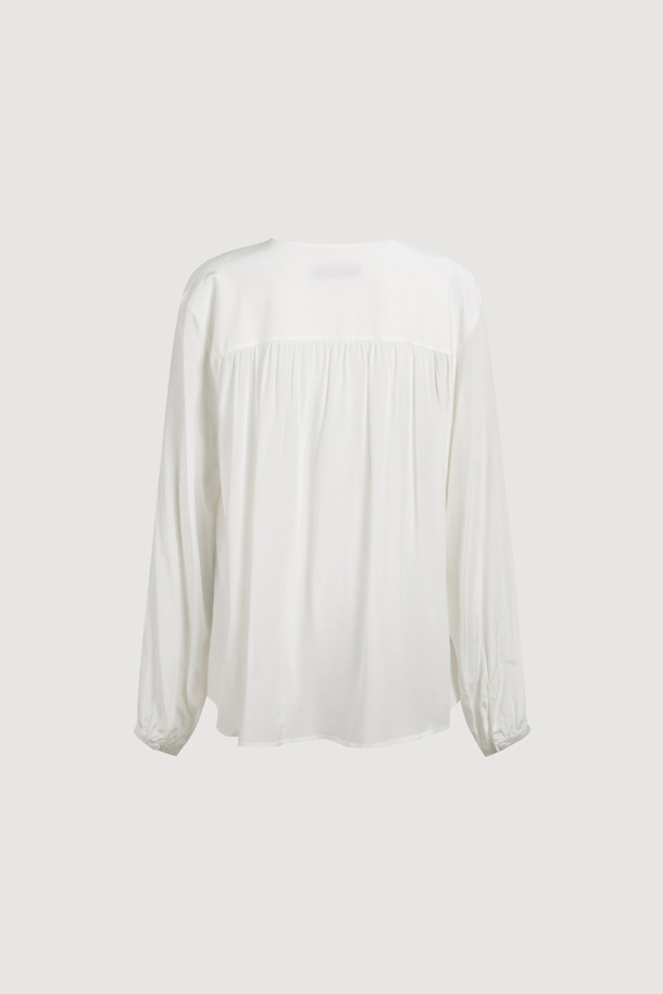 프릴 포인트 라운드 넥 블라우스 (아이보리)는 여성스러운 분위기를 연출하는 블라우스입니다. 부드러운 레이온 소재로 제작되어 편안한 착용감을 선사하며, 라운드넥 디자인과 어깨 셔링 디테일이 특징입니다. 좌우 언밸런스 프릴과 네크 끈 디테일이 더해져 유니크하면서도 클래식한 무드를 자아냅니다. 루즈핏으로 제작되어 편안하게 착용 가능하며, 데이트룩, 카페룩, 모임룩 등 다양한 TPO에 활용하기 좋습니다. 봄, 여름 시즌에 어울리는 얇은 두께감과 긴 소매 기장으로, 로맨틱, 미니멀 스타일을 즐겨 입는 분들께 추천합니다.
