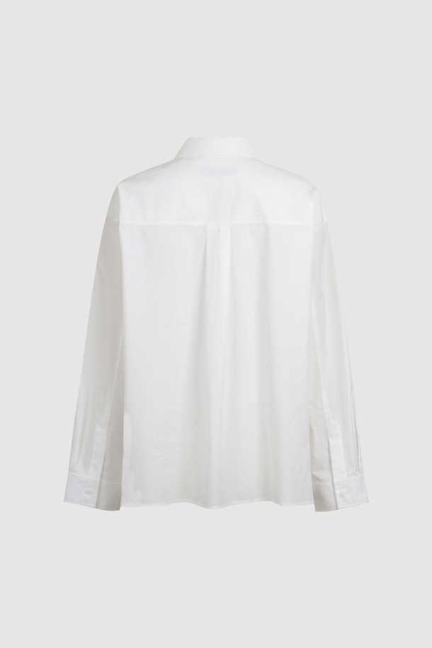 프릴 헴 셔츠 타입 블라우스 (아이보리)는 부드러운 면 소재로 제작되어 봄, 여름에 시원하게 착용할 수 있습니다. 카라넥에 루즈핏 디자인으로 클래식하면서도 캐주얼한 무드를 연출하며, 은은한 아이보리 컬러가 어떤 하의와도 잘 어울립니다. 밑단 프릴과 리본, 러플 디테일이 여성스러운 포인트를 더하고, 바이오 워싱 처리로 부드러운 촉감을 선사합니다. 데이트룩, 카페룩, 봄 소풍룩 등 다양한 TPO에 활용 가능하며, 단추 디테일로 세련됨을 더했습니다.
