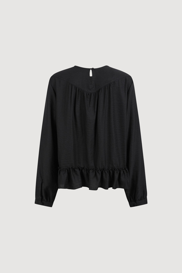 리본 포인트 칼라리스 블라우스 (블랙)는 페미닌하고 클래식한 무드를 연출하는 여성 상의입니다. 텐셀 혼방 소재로 제작되어 부드러운 촉감을 선사하며, 봄, 가을 시즌에 착용하기 좋습니다. 라운드 넥 라인과 루즈핏으로 편안한 착용감을 제공하며, 뒷넥 단추, 셔링, 밑단 프릴 등의 디테일이 돋보입니다. 데이트룩, 오피스룩, 모임룩 등 다양한 TPO에 활용할 수 있으며, 클래식, 미니멀, 로맨틱 스타일을 즐기는 분들께 추천합니다. (*마찰이나 습기에 의한 이염에 주의*)
