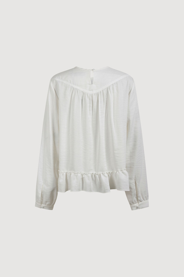 리본 포인트 칼라리스 블라우스 (아이보리)는 부드러운 텐셀 혼방 소재로 제작되어 은은한 광택과 고급스러운 분위기를 자아냅니다. 라운드 넥 디자인에 셔링 디테일과 밑단 프릴, 리본 포인트로 페미닌한 무드를 더했으며, 뒷넥 단추 여밈으로 간편하게 착용할 수 있습니다. 여유로운 루즈핏 실루엣으로 편안하면서도 스타일리시하게 연출 가능하며, 데이트룩, 카페룩, 모임룩 등 다양한 TPO에 활용하기 좋습니다. 클래식, 미니멀, 로맨틱 스타일을 즐겨 입는 여성분들께 추천하는 아이보리 컬러의 긴소매 블라우스입니다.
