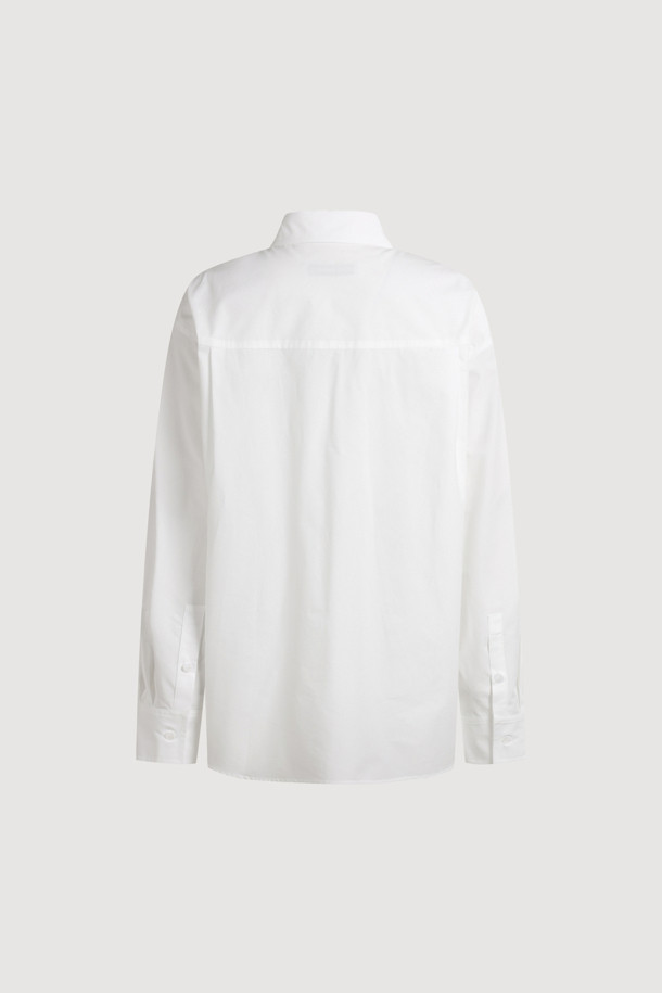 "Embroidery Point Shirt Blouse (화이트)"는 여성스러운 무드를 연출하는 화이트 컬러의 셔츠/블라우스입니다. 차이나칼라와 긴 소매, 루즈핏 디자인으로 편안하면서도 세련된 스타일을 완성합니다. 앞 중심 버튼으로 간편하게 착용 가능하며, LC 레터링 자수와 리본 자수 디테일이 돋보입니다. 데이트룩, 출근룩 등 다양한 TPO에 활용 가능하며, 클래식, 미니멀, 로맨틱 스타일을 즐기는 분들께 추천합니다. 사계절 내내 활용 가능한 베이직한 디자인으로, 자수 패턴이 포인트가 되어 밋밋함을 덜어줍니다.
