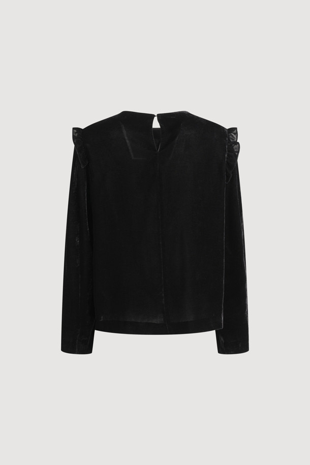 프릴 포인트 벨벳 블라우스(black)는 가을, 겨울 시즌 우아한 스타일을 연출해 줄 여성 블라우스입니다. 부드러운 벨벳 소재에 두꺼운 두께감으로 따뜻하고 포근한 착용감을 선사하며, 라운드넥과 긴 소매 디자인으로 세련된 분위기를 더합니다. 세미 A라인 핏으로 자연스러운 실루엣을 연출하며, 프릴 포인트 디테일과 뒷넥 단추로 여성스러움을 강조했습니다. 오피스룩, 모임룩, 연말 모임룩 등 다양한 TPO에 활용 가능한 블랙 컬러의 클래식, 미니멀, 로맨틱 스타일 블라우스입니다. 반드시 이염에 주의하여 관리하십시오.
