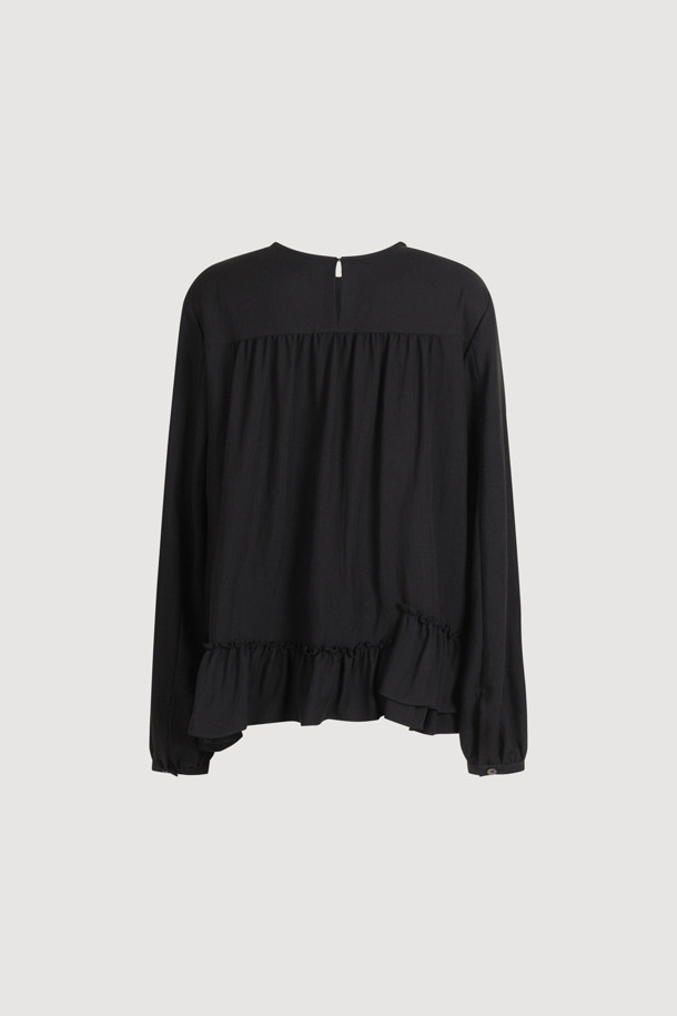 Hem Frii 라운드 넥 블라우스 (블랙)는 여성스러운 라인을 살려주는 레귤러핏 블라우스입니다. 부드러운 레이온과 나일론 혼방 소재로 제작되어 편안한 착용감을 선사하며, 봄, 여름, 가을 세 계절 모두 활용 가능합니다. 라운드넥 디자인에 긴 소매, 뒷넥 단추 여밈, 밑단 덧장 디테일이 더해져 미니멀하면서도 시크한 무드를 연출합니다. 출근룩, 오피스룩, 모임룩 등 다양한 TPO에 클래식, 미니멀, 시크 스타일로 매치하여 세련된 스타일을 완성해 보세요. 무지 디자인의 블랙 컬러로 어떤 하의와도 쉽게 코디할 수 있습니다.
