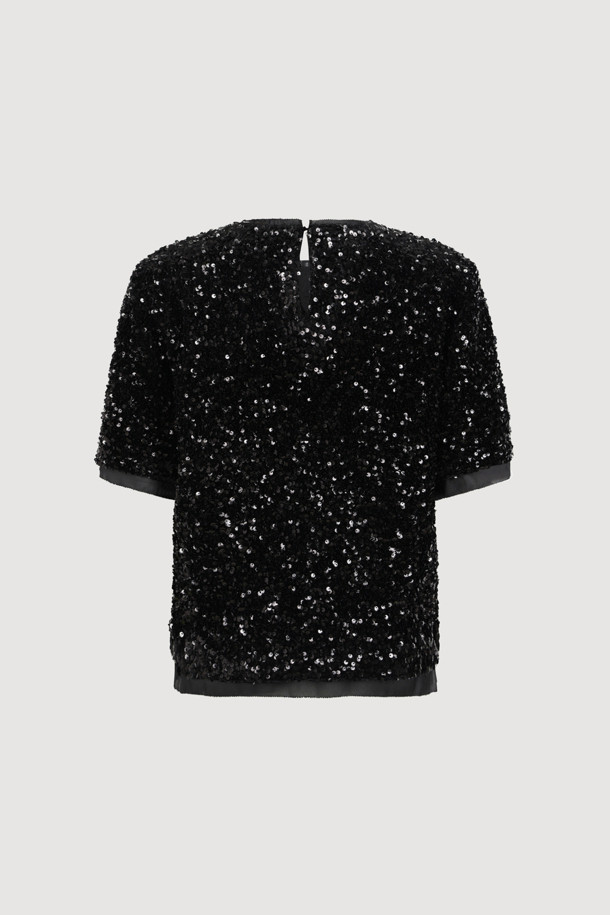 [Atelier] 스팽글 하프 슬리브 블라우스 (블랙)는 여성 의류 상의, 블라우스 카테고리에 속합니다. 클래식하고 유니크한 스타일을 연출하며, 사계절 내내 착용 가능합니다. 벨벳 소재에 실버 스팽글 장식이 더해져 화려함을 더하고, 뒤 단추 여밈과 가슴 니트 장식이 특징입니다. 일자핏 크롭 기장의 반소매 블라우스로, 데이트룩, 파티룩, 연말 모임룩은 물론 시크하고 미니멀한 스타일을 완성합니다. 안감은 스트레치 소재로 편안한 착용감을 선사합니다.
