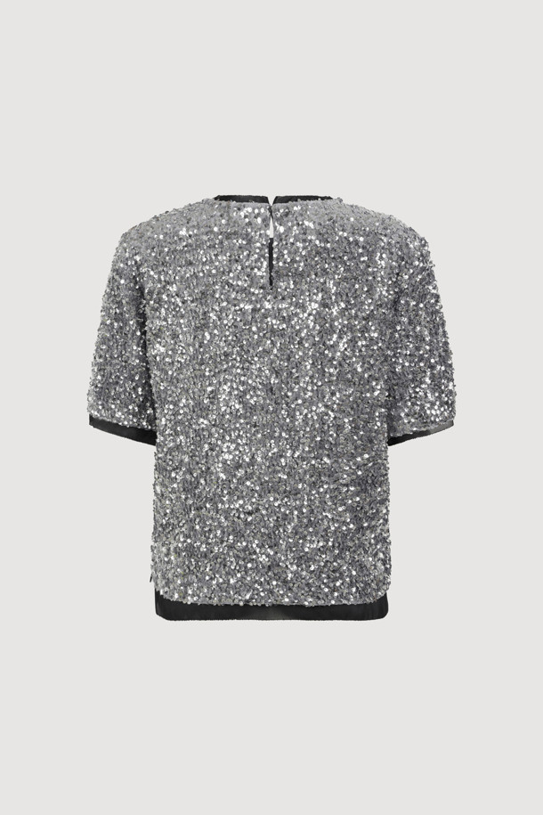 [Atelier] 스팽글 하프 슬리브 블라우스 (실버)는 여성 고객을 위한 블라우스입니다. 벨벳 소재에 실버 컬러의 스팽글 장식이 더해져 화려하면서도 유니크한 스타일을 연출합니다. 반소매 기장의 일자핏 블라우스로, 뒤 단추 여밈과 네크라인, 소매단, 밑단의 시어 배색이 특징입니다. 가슴 부분의 니트 장식이 포인트로, 파티룩, 연말 모임룩, 모임룩 등 TPO에 활용 가능하며, 클래식, 시크, 미니멀 스타일을 선호하는 고객에게 추천합니다.
