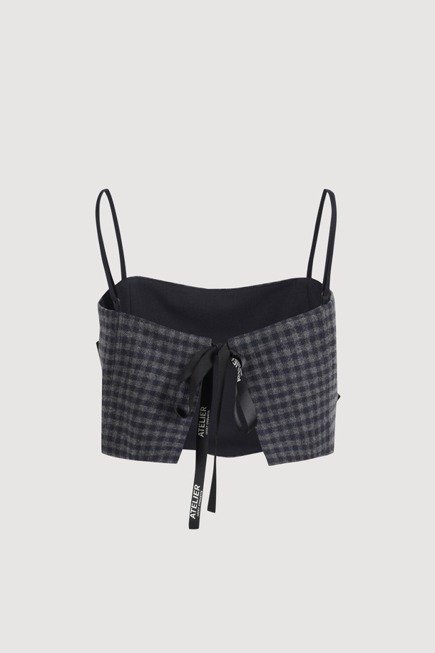 [Atelier] 러플 포인트 체크 탑 블라우스 (멀티 컬러)는 가을, 겨울 시즌에 어울리는 여성 블라우스입니다. 울 소재 50% 함유로 부드러운 촉감을 자랑하며, 두꺼운 두께감으로 따뜻하게 착용할 수 있습니다. 클래식하고 유니크한 스타일의 멀티 컬러 체크 패턴과 스퀘어넥 디자인, 크롭 기장이 특징입니다. 긴 소매와 프릴 디테일, 뒤트임으로 포인트를 더했으며, 레귤러 핏으로 편안하게 착용 가능합니다. 데이트룩, 모임룩, 가을 나들이룩에 어울리는 스타일로, 미니멀, 시크한 분위기를 연출할 수 있습니다.
