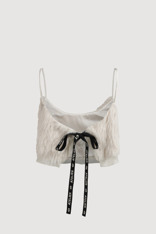 [Atelier] 페이크 퍼 탑 블라우스 (아이보리)는 여성 의류로, 가을/겨울 시즌에 유니크하고 캐주얼한 스타일을 연출하기 좋습니다. 아이보리 컬러의 페이크 퍼 소재로 제작되었으며, 민소매 크롭 기장으로 디자인되었습니다. 어깨끈 길이 조절이 가능하며, 밑단에는 시어 배색 소재를 레이어드하여 포인트를 더했습니다. 뒷판에는 아틀리에 로고 테이프 장식이 있으며, 세미 A라인 핏으로 부드러운 촉감과 두꺼운 두께감을 자랑합니다. 데이트룩, 카페룩, 연말 모임룩 등 다양한 TPO에 맞춰 슬림한 이너와 데님 팬츠와 함께 캐주얼, 미니멀, 시크한 스타일을 연출해 보세요.
