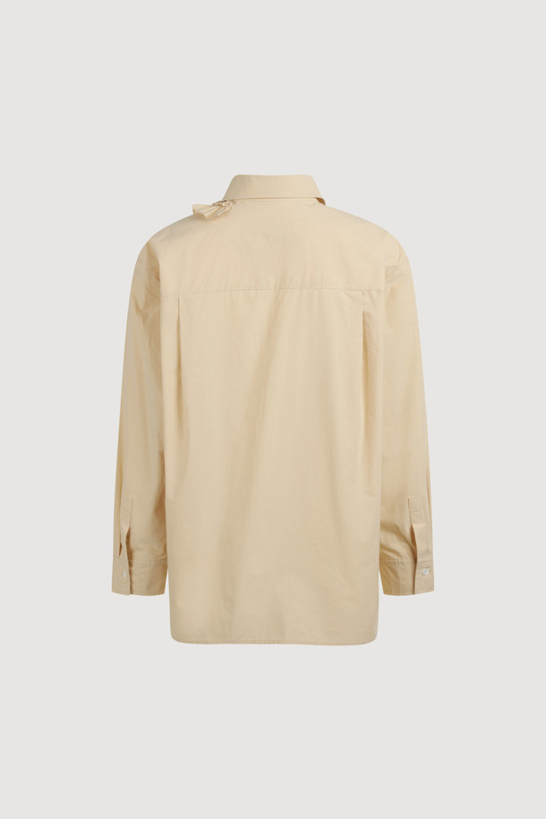 [Atelier] 프릴 포인트 셔츠 타입 블라우스 (베이지)는 캐주얼, 클래식, 로맨틱 스타일을 아우르는 여성 블라우스입니다. 베이지 컬러에 스탠다드 핏과 긴소매 디자인으로, 봄, 가을에 활용하기 좋습니다. 앞 중심 단추, 프릴 디테일, 가슴 레터링 자수가 포인트이며, 오픈 클로징 방식으로 편안하게 착용할 수 있습니다. 데이트룩, 카페룩, 모임룩 등 다양한 TPO에 잘 어울리는 아이템입니다. 프릴 넥 라인이 여성스러운 분위기를 더합니다.
