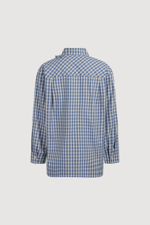 [Atelier] 프릴 포인트 셔츠 타입 블라우스 (블루)는 여성스러운 매력을 더해주는 블라우스입니다. 산뜻한 블루 컬러에 체크 패턴이 더해져 캐주얼하면서도 우아한 분위기를 연출합니다. 네크라인의 프릴 디테일과 가슴 부분의 레터링 자수 포인트가 돋보이며, 앞 중심 단추 여밈으로 편안하게 착용할 수 있습니다. 봄, 여름 시즌 데이트룩, 카페룩, 봄 소풍룩 등 다양한 TPO에 맞춰 클래식하고 로맨틱한 스타일을 완성해보세요. 긴 소매의 스탠다드핏 블라우스로, 레귤러 기장으로 제작되었습니다.
