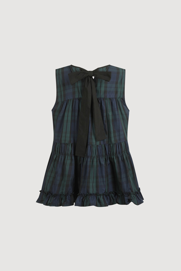 싱그러운 그린 컬러가 돋보이는 [Re-Order] 슬리브리스 체크 셔링 블라우스입니다. 캐주얼하고 걸리시한 무드를 연출하며, 봄, 여름 시즌 데이트룩이나 소풍룩에 제격입니다. 라운드넥에 민소매 디자인으로 시원함을 더하고, A라인 핏과 셔링 디테일, 러플 밑단이 여성스러운 실루엣을 완성합니다. 뒷면 리본 장식으로 포인트를 주어 로맨틱한 분위기를 자아냅니다. 체크 패턴이 밋밋함을 덜어주어 단독으로 착용해도 스타일리시합니다.
