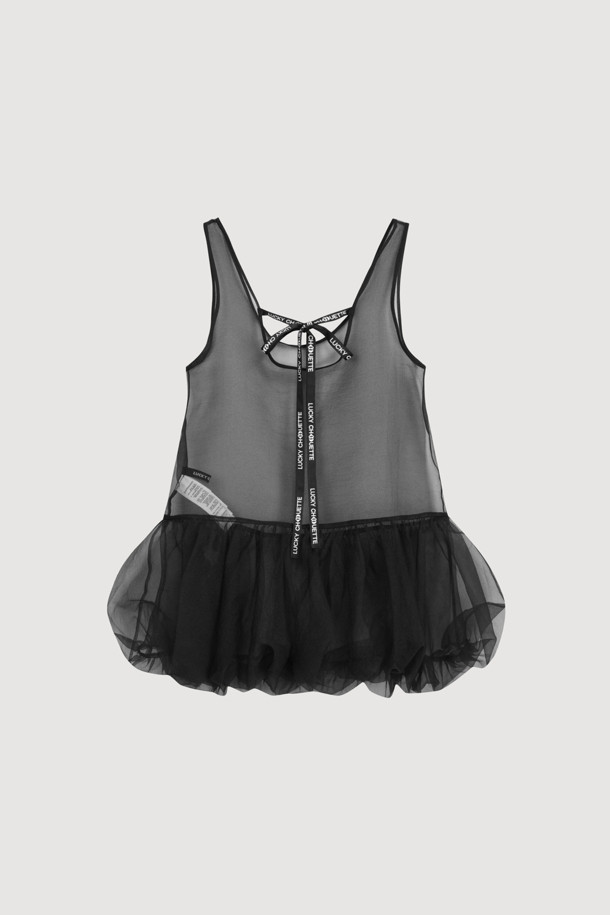 백 리본 볼륨 시어 탑 블라우스 (블랙)는 여성스러운 무드를 연출하는 블라우스입니다. 시스루 소재와 오버핏 디자인으로 유니크하고 캐주얼한 스타일을 완성하며, 봄, 여름 시즌에 활용하기 좋습니다. 얇은 두께감과 라운드넥, 민소매 디자인으로 시원하게 착용할 수 있으며, 밑단 셔링 디테일이 특징입니다. 뒷넥 레터링 테이프가 포인트이며, 레이어드 스타일링으로 다양한 연출이 가능합니다. 데이트룩, 카페룩, 모임룩 등 다양한 TPO에 미니멀하고 시크한 스타일을 더해보세요.
