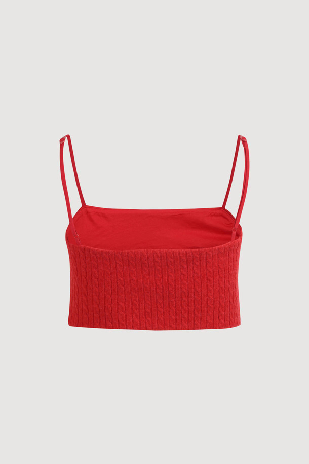 Label Point (라벨 포인트) 저지 탑 (red)은 부드러운 니트 소재의 여성용 크롭 민소매 상의입니다. 어깨끈 조절이 가능하며, 로고 테이프 디테일과 뷔스티에 스타일로 디자인되어 레이어드하여 다양한 스타일을 연출할 수 있습니다. 슬림핏으로 제작되어 여성스러운 실루엣을 강조하며, 스퀘어넥 라인이 특징입니다. 봄, 여름 시즌에 캐주얼, 미니멀, 로맨틱 무드로 데이트룩, 카페룩, 여행룩 등 폭넓게 활용하기 좋습니다. 케이블 패턴과 얇은 두께감으로 시원하고 편안한 착용감을 선사합니다.
