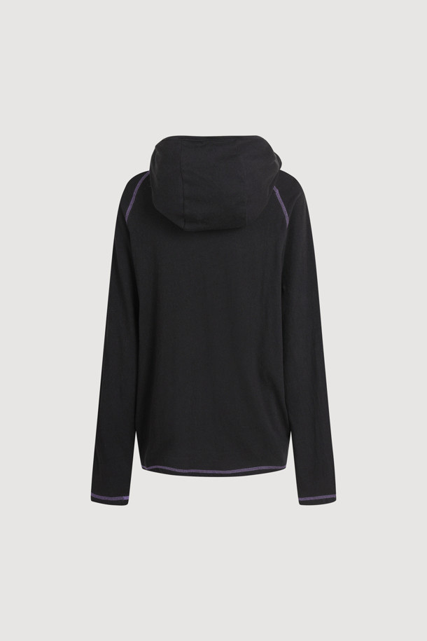 루즈핏 후드 티셔츠 (블랙)는 홑겹 후드 디자인으로 제작되어 가볍고 편안한 착용감을 선사합니다. 암홀과 밑단에 배색 스티치 포인트를 주어 은은한 멋을 더했으며, 밑단 개발 라벨 디테일로 디자인의 완성도를 높였습니다. 캐주얼, 스트리트, 미니멀 스타일을 즐겨 입는 분들께 추천하며, 데일리룩, 집콕룩, 산책룩 등 다양한 TPO에 활용하기 좋습니다. 레귤러 기장의 긴소매 루즈핏으로, 부드러운 촉감의 무지 블랙 컬러가 어떤 옷에도 잘 어울립니다.
