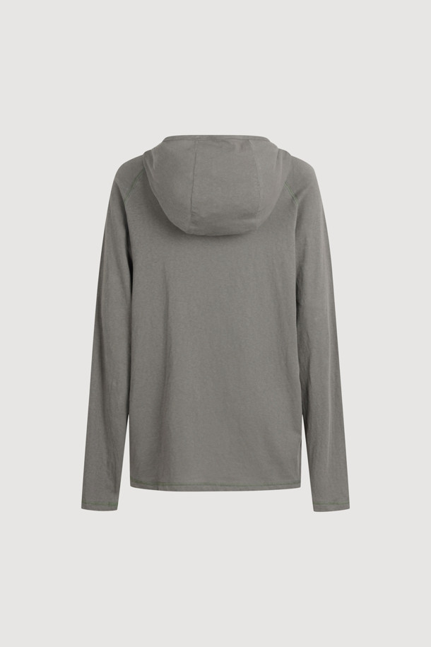 [Re-Order] 루즈 핏 후드 티셔츠 (grey)는 편안한 착용감을 선사하는 캐주얼 스타일의 후드 티셔츠입니다. 얇은 두께감과 부드러운 촉감으로 제작되어, 동네 마실룩, 집콕룩, 산책룩 등 언제 어디서든 편안하게 입기 좋습니다. 홑겹 후드 디자인과 암홀, 밑단 컬러 배색 스티치가 특징이며, 루즈 핏으로 여유로운 실루엣을 연출합니다. 무지 디자인에 밑단 개발 라벨로 포인트를 더한 미니멀, 시티 보이 스타일의 후드 티셔츠입니다. 긴 소매 기장으로 다양한 스타일링이 가능합니다.
