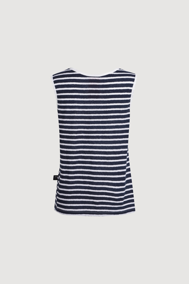 [Re-Order] Stripe Mix Sleeveless T-shirt (dark navy)는 앞뒤 다른 스트라이프 패턴으로 포인트를 준 여성용 민소매 티셔츠입니다. 네이비와 화이트 컬러의 조화가 시원하며, 스탠다드핏과 라운드넥 디자인으로 편안한 착용감을 선사합니다. 일상복으로 활용하기 좋은 캐주얼하고 베이직한 스타일이며, 앞면 엠블럼 자수 디테일이 돋보이는 웨어러블한 디자인입니다.
