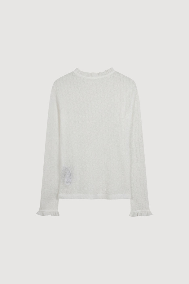 아이보리 컬러의 "[Re-Order] 프릴 레이스 긴소매 티셔츠"입니다. 부드러운 촉감의 레이스 소재로 제작되었으며, 봄, 가을에 입기 좋습니다. 라운드넥과 슬림핏 디자인에 넥과 소매 부분의 프릴 디테일이 여성스럽고 우아한 분위기를 연출합니다.  얇은 두께로 레이어드하여 다양한 스타일을 연출할 수 있으며, 데이트룩, 카페룩, 모임룩에 활용하기 좋습니다. 클래식, 로맨틱, 미니멀한 스타일을 즐기는 여성분들께 추천합니다.
