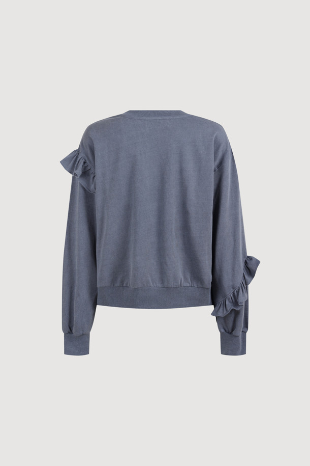 자수 포인트 스웨트셔츠 (다크블루)는 여성스러운 무드를 연출하는 캐주얼 스타일의 맨투맨입니다. 부드러운 면 소재에 루즈핏으로 편안한 착용감을 선사하며, 봄, 가을에 적합합니다. 브이넥 디자인에 리본 자수 장식과 프릴 소매 디테일이 더해져 로맨틱한 분위기를 자아냅니다. 피그먼트 워싱 처리로 빈티지한 느낌을 주어 데이트룩, 카페룩, 봄 소풍룩 등 다양한 TPO에 활용하기 좋습니다.
