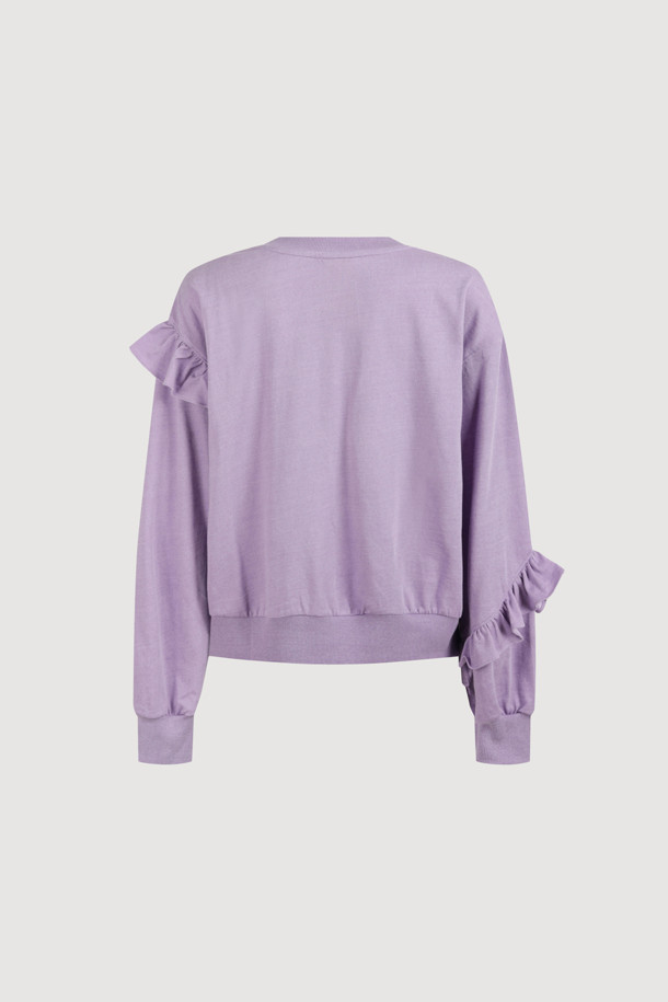 **바이올렛 자수 포인트 스웨트셔츠**

여성스러운 무드의 바이올렛 컬러 스웨트셔츠입니다. 넉넉한 루즈핏과 브이넥 디자인으로 편안하면서도 스타일리시하게 연출할 수 있습니다. 소매 프릴 디테일과 리본 자수 포인트가 사랑스러운 분위기를 더하며, 피그먼트 워싱 가공으로 부드러운 촉감을 선사합니다. 봄, 가을 시즌 데이트룩이나 카페룩에 매치하여 캐주얼하면서도 로맨틱한 스타일을 완성해보세요. 면 소재로 제작되었으며, 드라이클리닝을 권장합니다.
