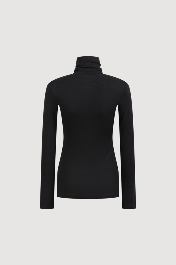 **[Re-Order] 골지 터틀넥 긴소매 티셔츠 (블랙)**

부드러운 면 소재로 제작되어 편안한 착용감을 선사하는 블랙 컬러의 터틀넥 티셔츠입니다. 슬림핏 디자인으로 여성스러운 실루엣을 강조하며, 가을/겨울 시즌에 적합합니다. 베이직한 스타일로 다양한 룩에 활용하기 좋으며, 이너 또는 레이어드용으로 활용도가 높습니다. 왼쪽 가슴 부분의 엠블럼 자수 디테일이 돋보이며, 출근룩, 미니멀, 클래식, 캐주얼 스타일을 즐기는 분들께 추천합니다. 얇은 두께감과 긴 소매 기장으로 간절기부터 겨울까지 따뜻하게 착용할 수 있습니다.

