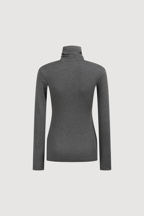 멜란지 그레이 컬러의 골지 터틀넥 티셔츠입니다. 가을, 겨울 시즌에 활용하기 좋은 긴소매 슬림핏 티셔츠로, 부드러운 면 소재로 제작되어 편안한 착용감을 선사합니다. 베이직하고 캐주얼한 스타일로, 다양한 룩에 매치하기 좋으며, 신축성 있는 소재와 왼쪽 가슴 엠블럼 자수가 포인트입니다. 얇은 두께로 제작되어 레이어드하여 입기에도 용이하며, 겨울 데일리룩, 카페룩, 데이트룩 등 다양한 TPO에 활용할 수 있습니다. 미니멀, 캐주얼, 클래식 스타일을 즐겨 입는 분들께 추천합니다.
