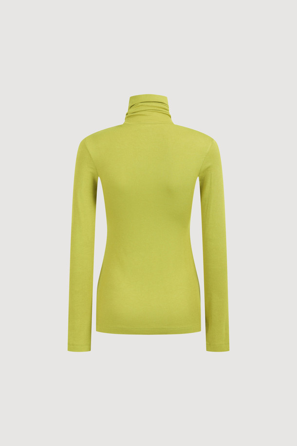 라임 컬러의 골지 터틀넥 긴팔 티셔츠입니다. 캐주얼하고 베이직한 스타일로, 가을과 겨울철 데일리룩에 활용하기 좋습니다. 신축성이 좋은 소재로 제작되어 편안한 착용감을 선사하며, 슬림핏 디자인으로 깔끔한 핏을 연출합니다. 왼쪽 가슴 부분의 엠블럼 자수 디테일이 돋보이며, 레이어드하여 다양한 스타일을 연출할 수 있습니다.
