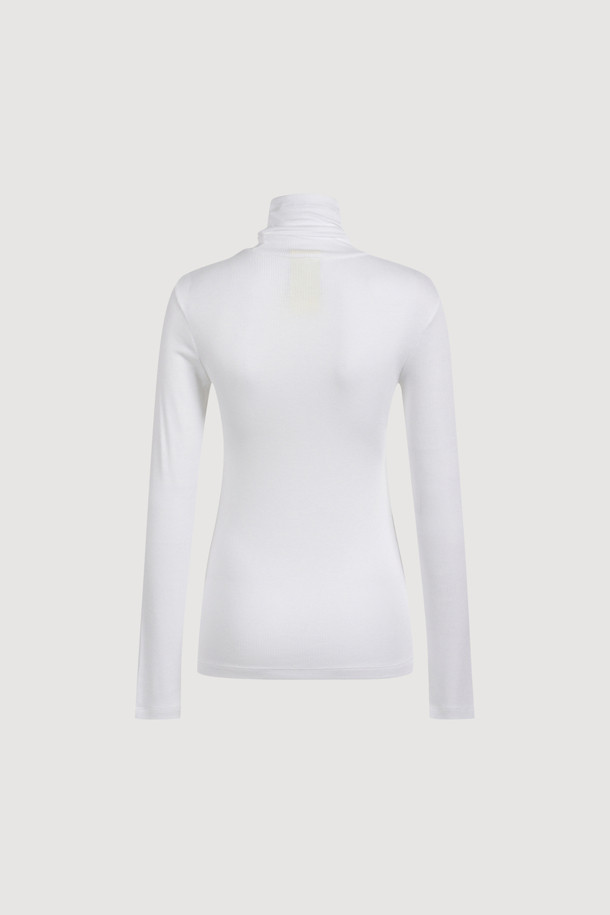 골지 터틀넥 긴소매 티셔츠 (화이트)는 가을, 겨울 시즌에 활용하기 좋은 상의입니다. 슬림핏으로 제작되어 깔끔한 실루엣을 연출하며, 신축성 좋은 소재로 편안한 착용감을 선사합니다. 베이직하고 캐주얼한 스타일로 다양한 룩에 매치하기 좋으며, 왼쪽 가슴 엠블럼 자수가 포인트입니다. 이너용으로 또는 레이어드하여 겨울 데일리룩, 출근룩, 오피스룩 등 다양한 TPO에 맞춰 미니멀, 클래식, 캐주얼 스타일을 연출할 수 있습니다.
