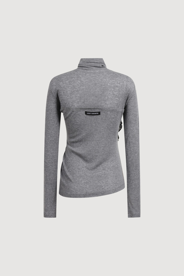 [Re-Order] 레이어드 포인트 롱 슬리브 티셔츠(멜란지 그레이)는 여성스러운 무드와 캐주얼 스타일을 동시에 연출하는 긴소매 티셔츠입니다. 부드러운 텐셀과 울 혼방 소재로 제작되어 얇지만 포근한 착용감을 선사하며, 슬림핏 디자인으로 여성스러운 실루엣을 강조합니다. 멜란지 그레이 컬러에 프릴 디테일과 레이어드 디자인이 포인트로 더해져 세련된 느낌을 줍니다. 터틀넥 라인으로 목을 따뜻하게 감싸주어 봄, 가을 간절기에 활용하기 좋으며, 일상복으로 편안하게 착용할 수 있습니다.
