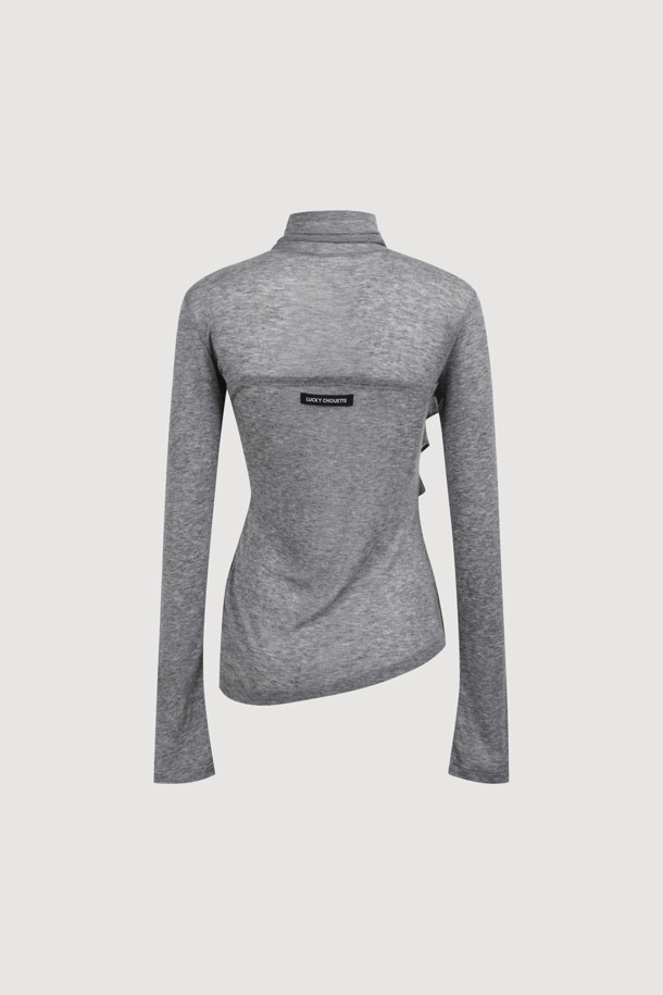 [Re-Order] 레이어드 포인트 롱 슬리브 티셔츠 (grey)는 여성스러운 무드와 캐주얼 스타일을 동시에 연출할 수 있는 상의입니다. 봄, 가을에 적합하며, 데이트룩과 출근룩에 모두 잘 어울립니다. 부드러운 울과 텐셀 혼방 소재로 제작되어 편안한 착용감을 선사하며, 슬림핏 디자인으로 여성스러운 실루엣을 강조합니다. 하프넥 라인과 긴 소매, 밑단 프릴 디테일이 포인트이며, 덧장과 후라이스 소재를 사용하여 고급스러움을 더했습니다. 미니멀, 클래식 스타일을 선호하는 분들께 추천하는 아이템입니다.
