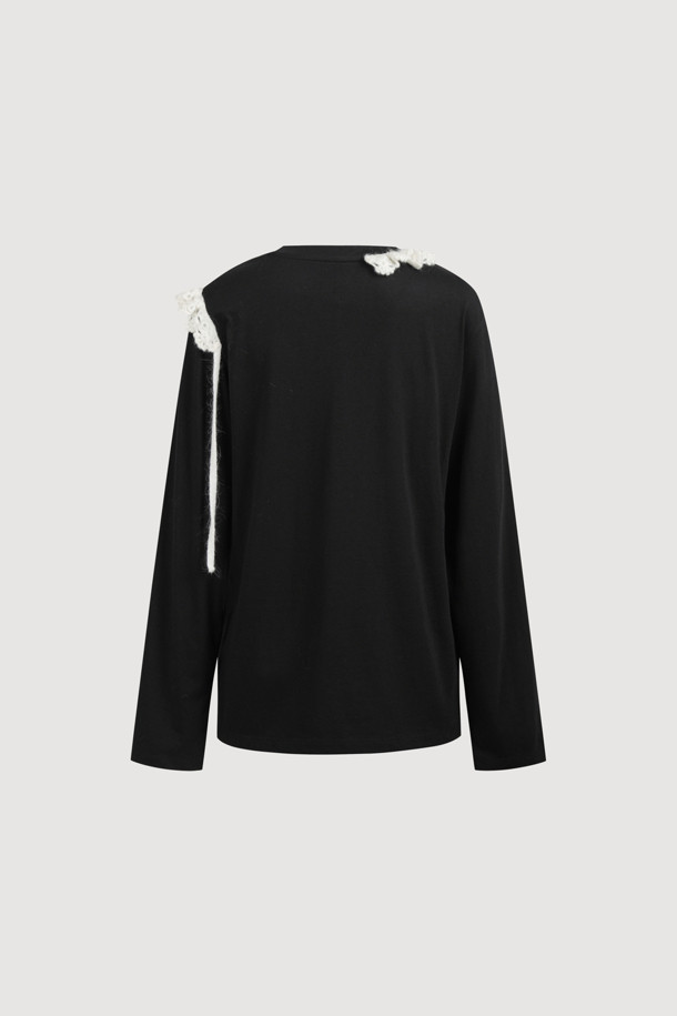 블랙 색상의 니트 크로셰 포인트 롱 슬리브 티셔츠입니다. 부드러운 촉감의 니트 소재로 제작되어 봄, 가을, 겨울 모두 활용 가능하며, 레귤러 핏으로 편안하게 착용할 수 있습니다. 라운드넥 디자인에 어깨 니트 테이프 장식과 밑단 라벨 디테일이 돋보입니다. 출근룩이나 모임룩 등 다양한 TPO에 클래식, 미니멀, 캐주얼 스타일로 연출하기 좋습니다. 무지 디자인으로 어떤 스타일에도 쉽게 매치할 수 있는 베이직한 티셔츠입니다.
