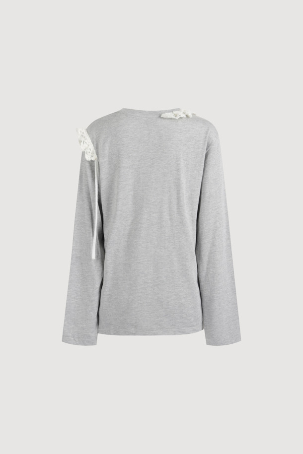 멜란지 그레이 컬러의 니트 크로쉐 포인트 긴팔 티셔츠입니다. 부드러운 면 소재로 제작되어 편안한 착용감을 선사하며, 얇은 두께감으로 가을, 겨울철에 활용하기 좋습니다. 루즈핏 라운드넥 디자인으로 베이직하면서도 캐주얼한 스타일을 연출하며, 니트 테이프 장식과 라벨 디테일이 돋보입니다. 출근룩, 모임룩 등 다양한 TPO에 미니멀, 클래식한 무드로 코디할 수 있습니다.
