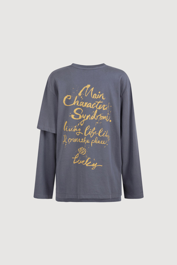 다크 블루 컬러의 레터링 포인트 루즈핏 긴소매 티셔츠입니다. 부드러운 면 소재로 제작되어 편안한 착용감을 선사하며, 일상에서 캐주얼하고 베이직한 스타일을 연출하기 좋습니다. 언밸런스 소매 디테일과 슬로건 프린트가 돋보이는 디자인으로, 산책룩이나 집콕룩 모두 잘 어울립니다. 넉넉한 루즈핏으로 편안함을 더했으며, 봄, 가을 시즌에 활용하기 좋은 아이템입니다. 라운드넥 디자인으로 어떤 스타일에도 쉽게 매치할 수 있습니다.
